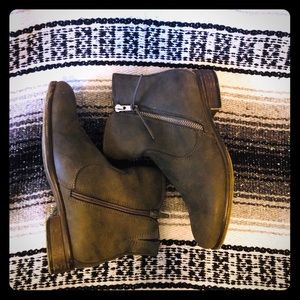 White mountain Barlow booties  size 6 1/2